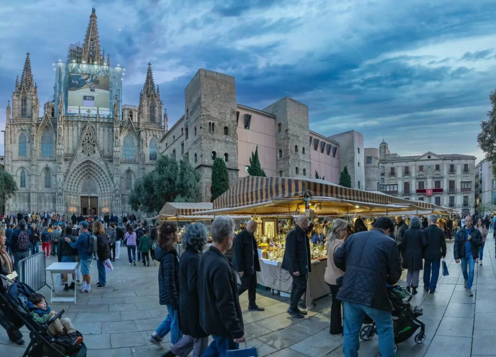 Barcelona Christmas Markets and Shopping with People