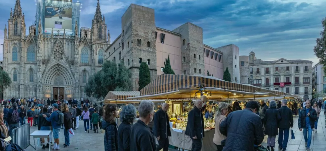 Barcelona Christmas Markets and Shopping with People