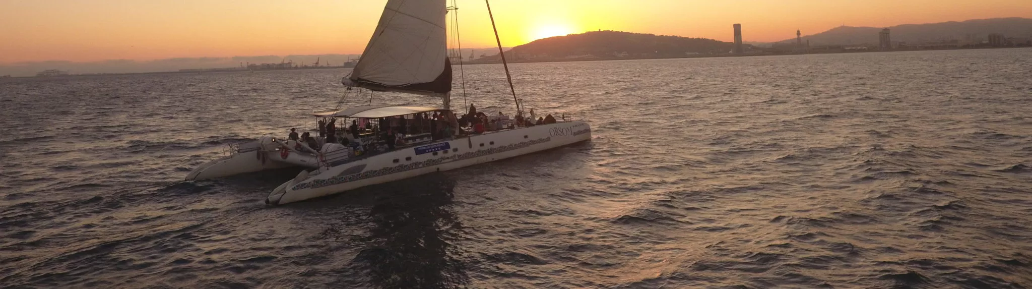 Puesta de sol en catamarán en Barcelona