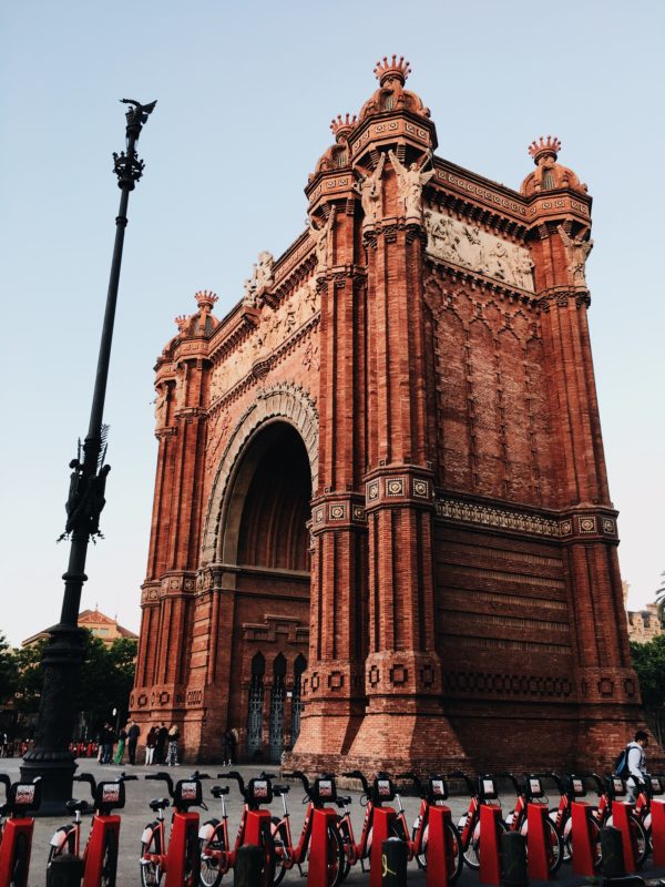 Excursiones en grupo cerca del Arco de Triunfo en Barcelona