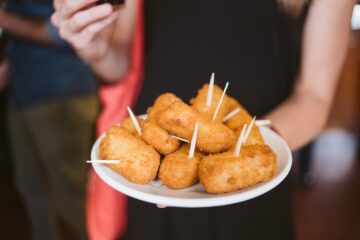 Taste amazing snacks duing a food and history tour in Barcelona