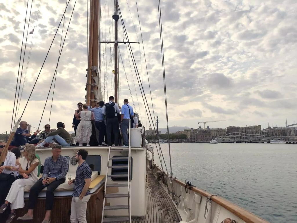 Tour en Catamarán en la costa de Barcelona
