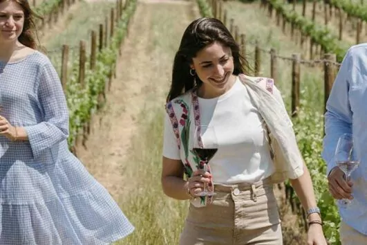 Un grupo en una cata de vinos Torres
